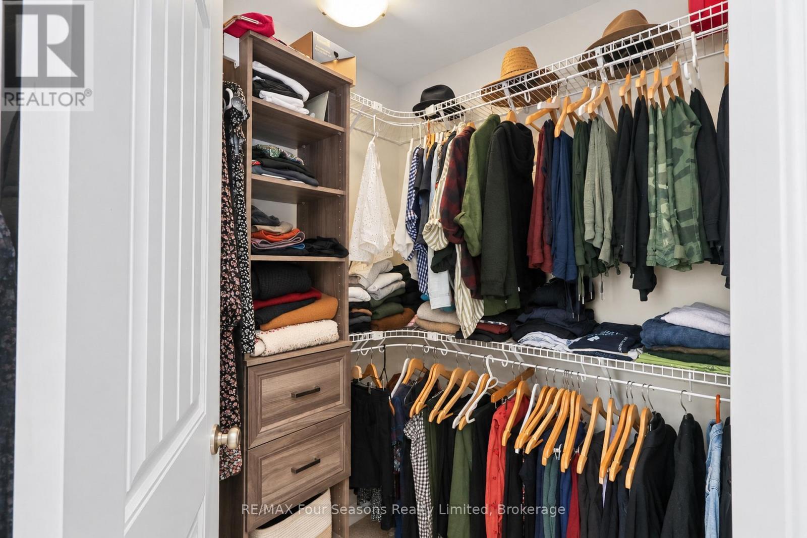 Walk in closet primary bedroom - 55 Conservation Way, Collingwood, ON