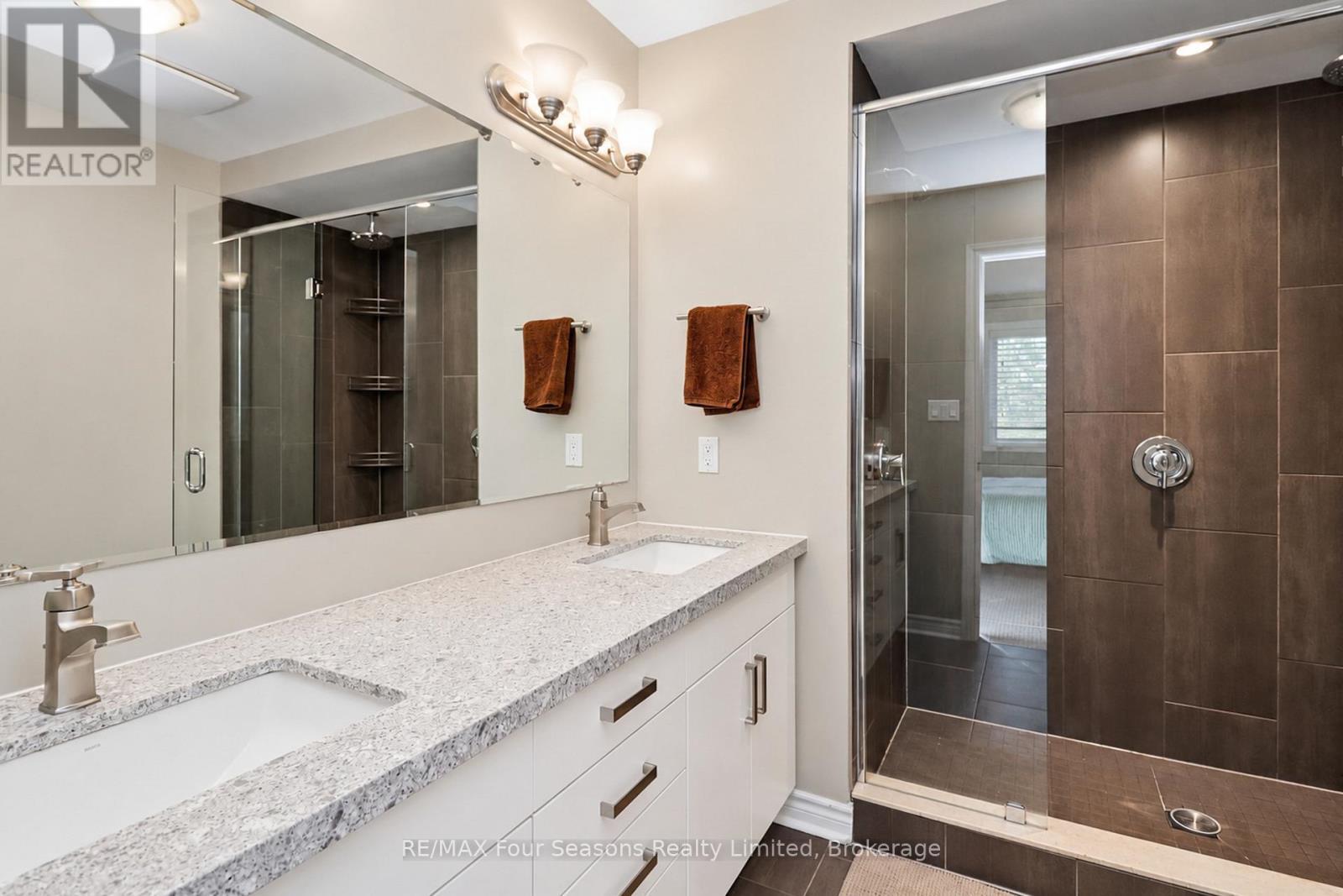 Primary ensuite w/double sinks and shower - 55 Conservation Way, Collingwood, ON