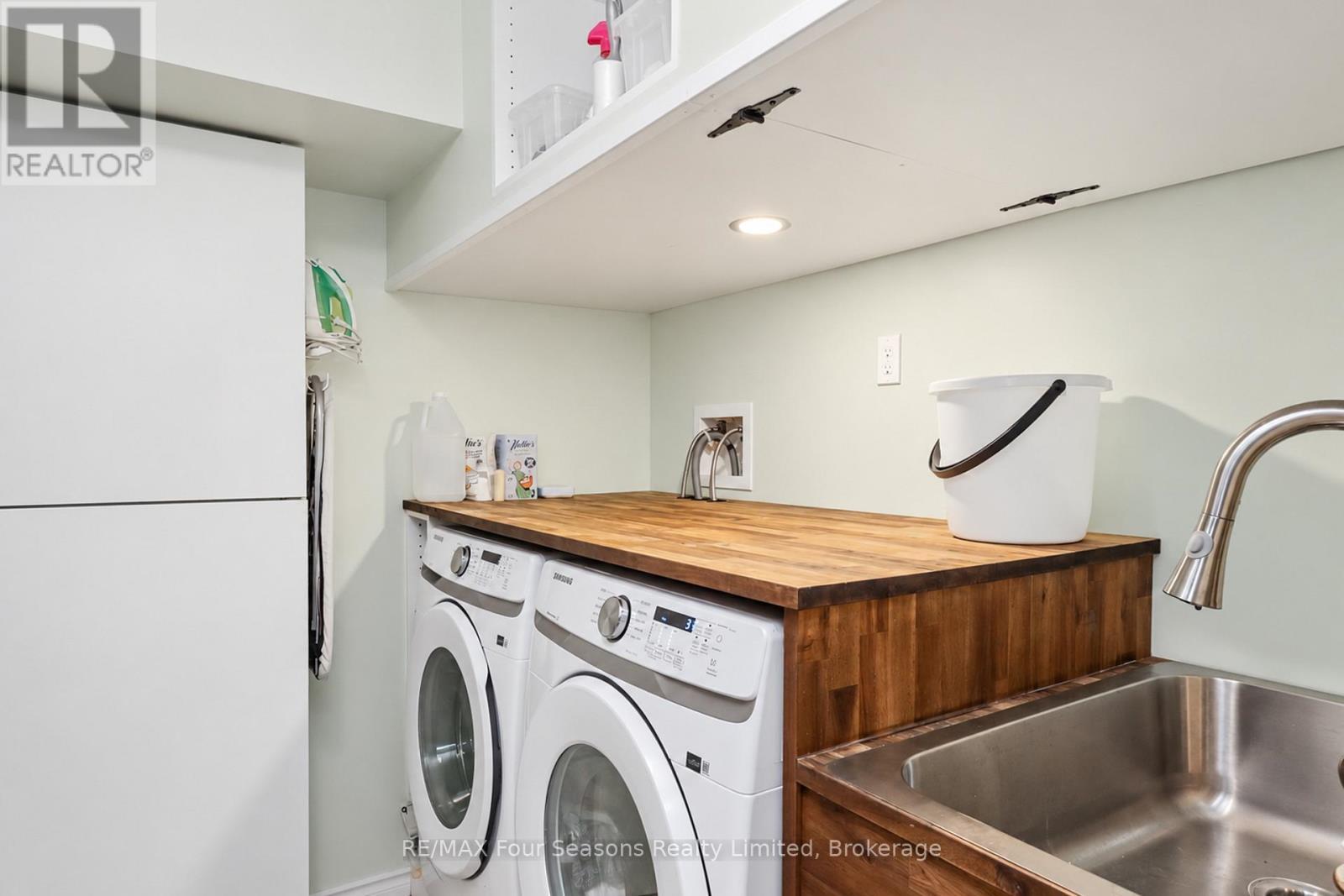 Laundry room with sink - 55 Conservation Way, Collingwood, ON