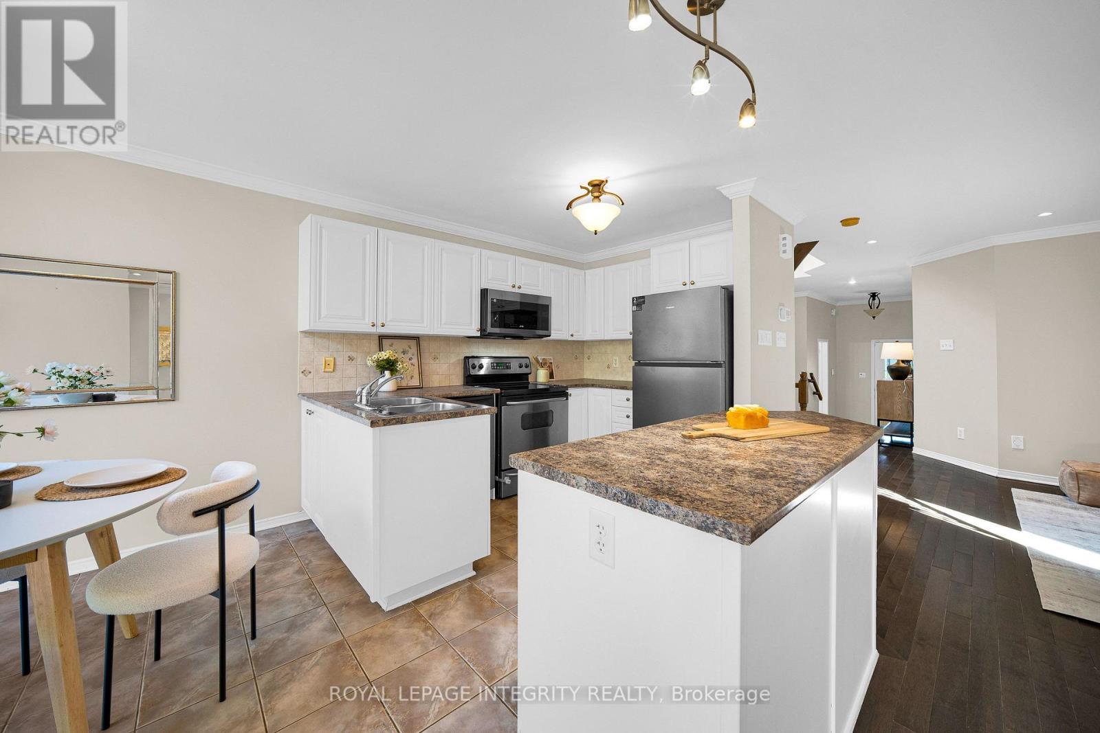 Bright kitchen with generous counter space - 170 Flamborough Way, Ottawa, ON