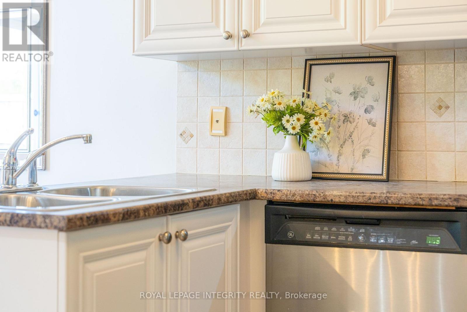 Kitchen sink and stainless steel dishwasher - 170 Flamborough Way, Ottawa, ON