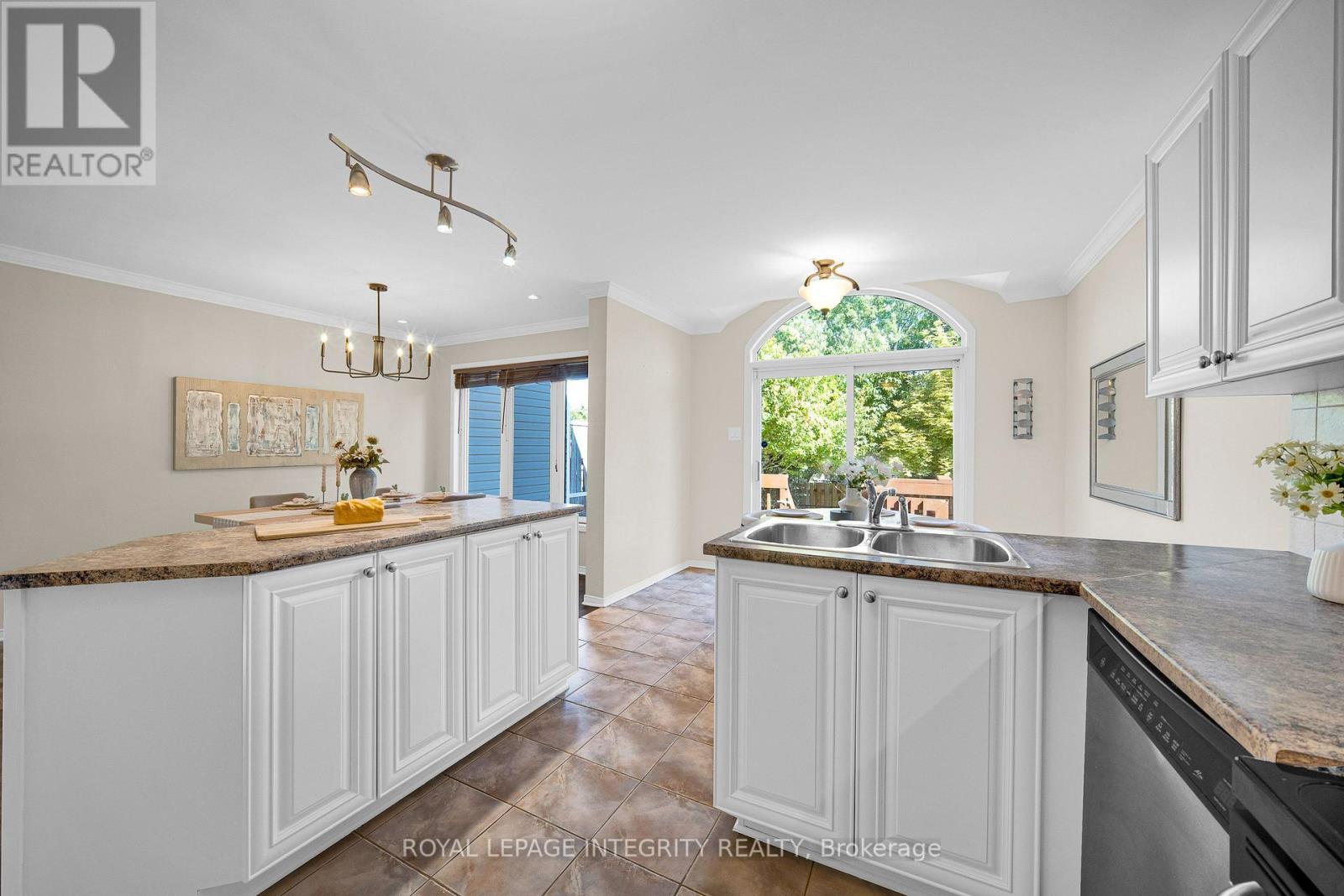 Bright kitchen with ample cabinetry - 170 Flamborough Way, Ottawa, ON