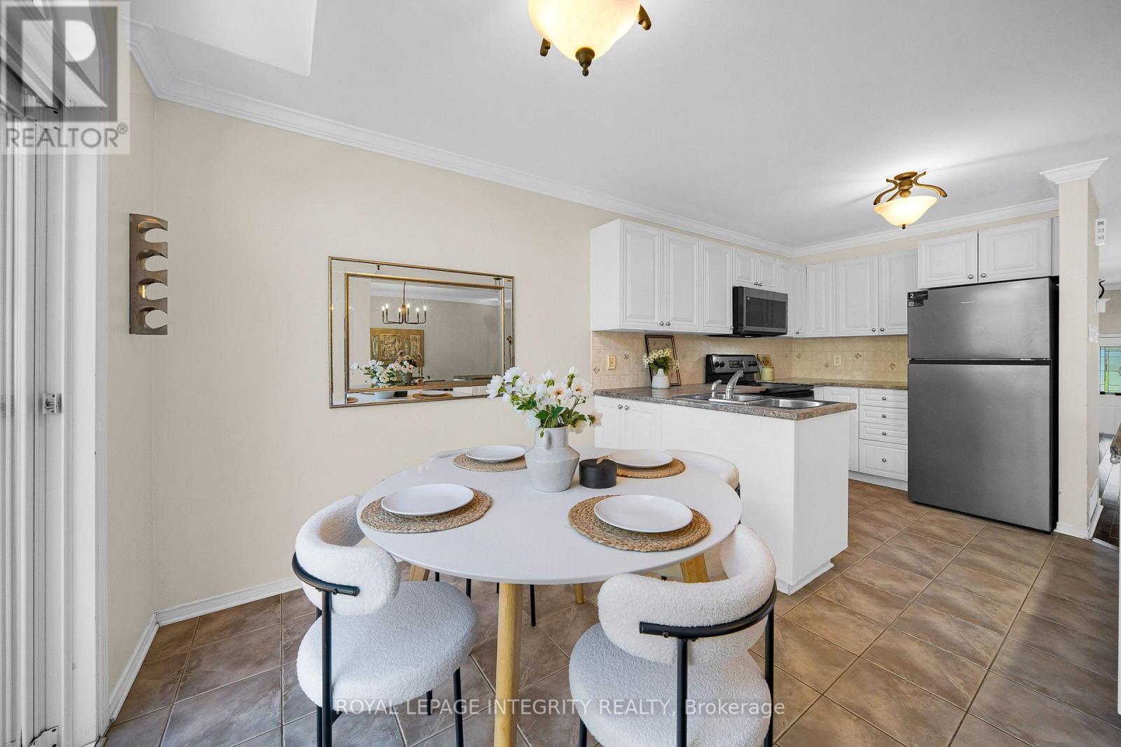 Separate breakfast area beside the kitchen - 170 Flamborough Way, Ottawa, ON
