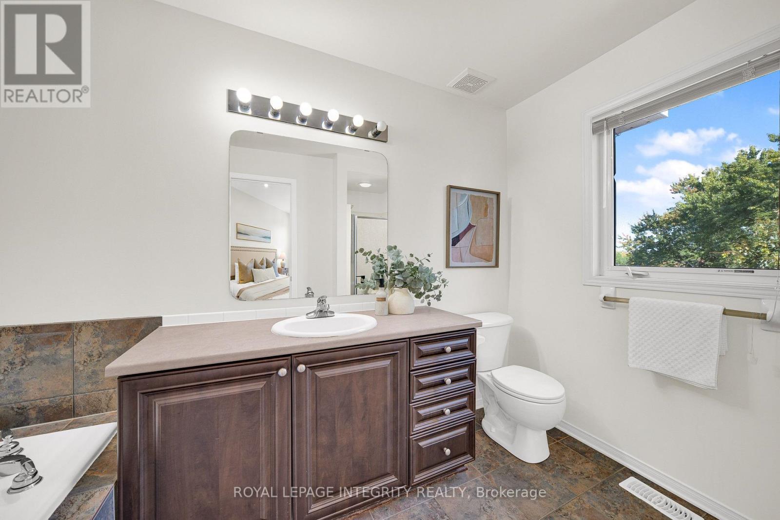 Bright primary ensuite with large window - 170 Flamborough Way, Ottawa, ON