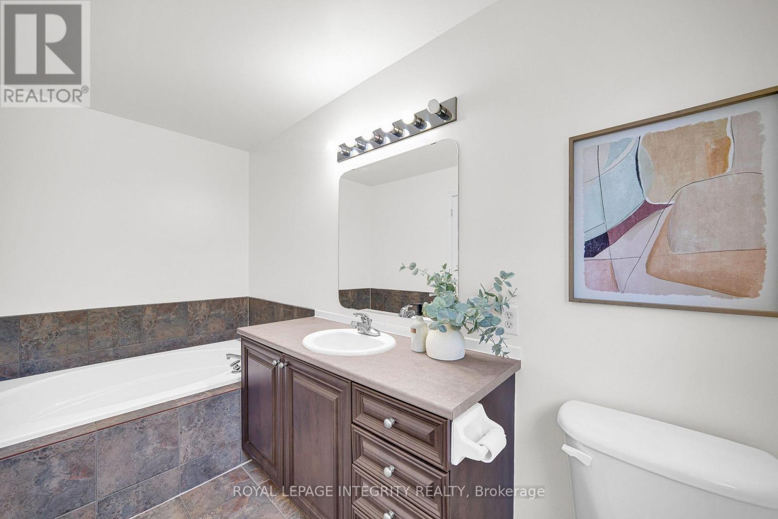 Primary ensuite with soaker tub - 170 Flamborough Way, Ottawa, ON