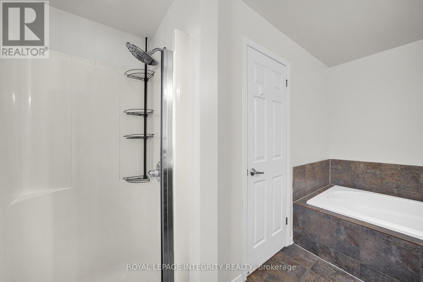 Primary ensuite with separate shower & soaker tub - 170 Flamborough Way, Ottawa, ON
