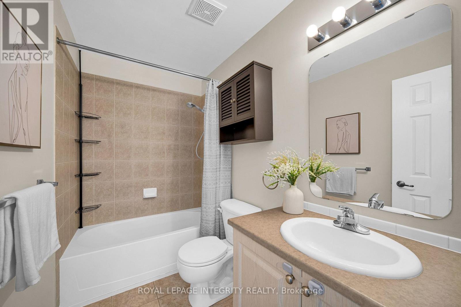 Main bathroom - 170 Flamborough Way, Ottawa, ON