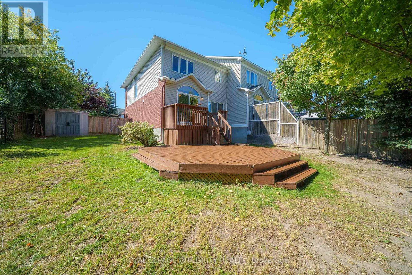 Fully fenced backyard with mature trees - 170 Flamborough Way, Ottawa, ON