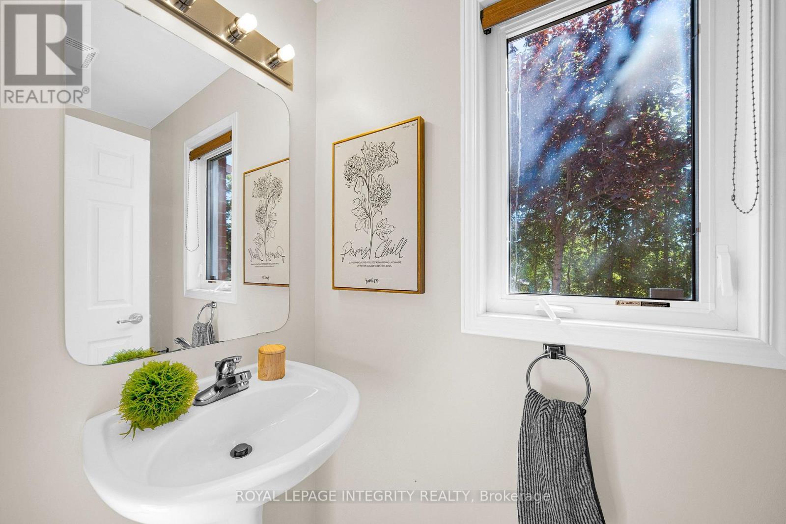 Bright main-floor powder room - 170 Flamborough Way, Ottawa, ON