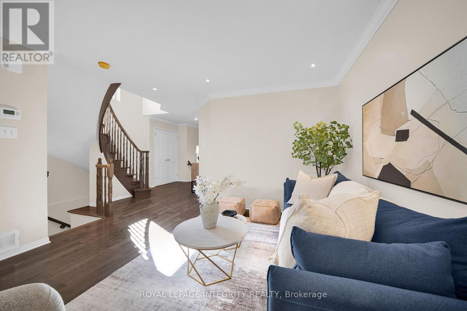 Bright living room with hardwood flooring - 170 Flamborough Way, Ottawa, ON