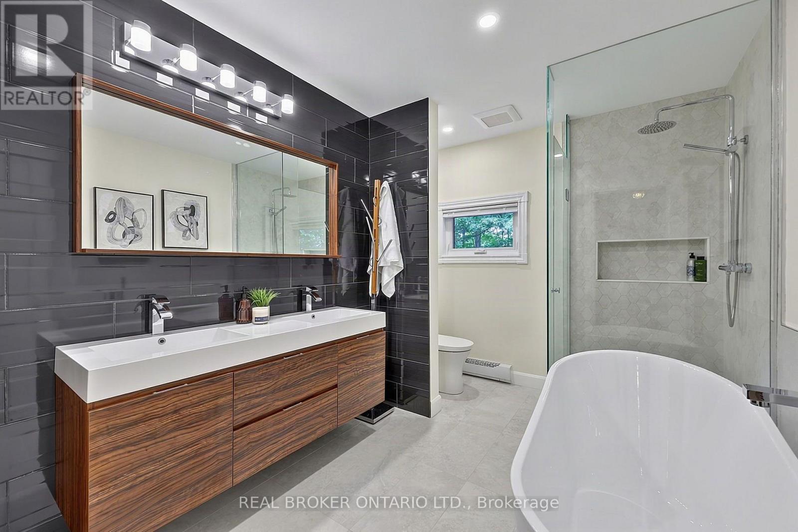 Main Bath with Soaker Tub, Shower & Double Sinks - 18061 Highway 48, East Gwillimbury, ON