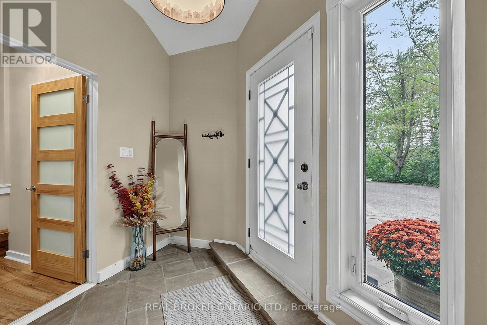 Spacious Entrance Space - 18061 Highway 48, East Gwillimbury, ON