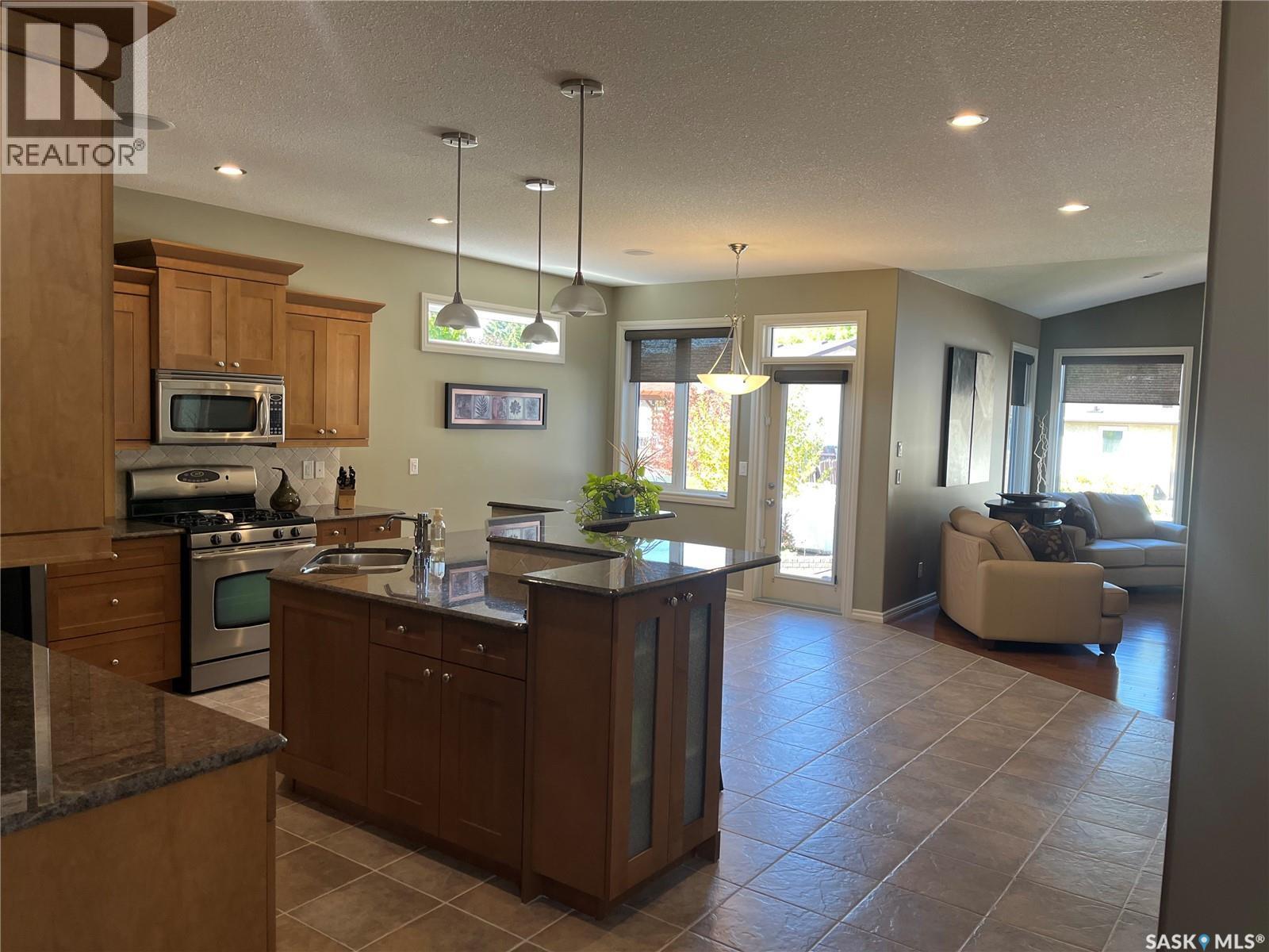 1914 Laurier Crescent E, Regina, SK