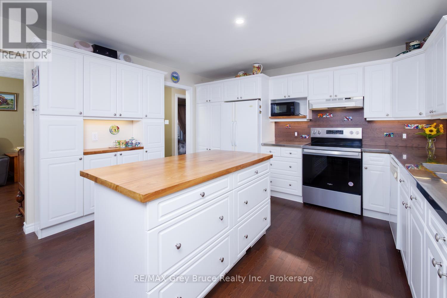 Large island, under cabinet lighting & - 135 North Diagonal, South Bruce Peninsula, ON