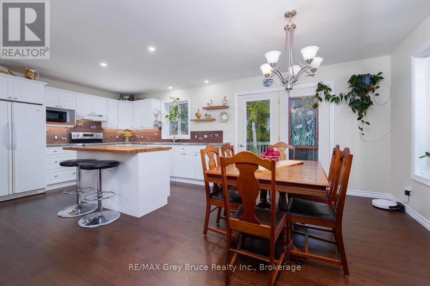 Open concept dining room & kitchen - 135 North Diagonal, South Bruce Peninsula, ON