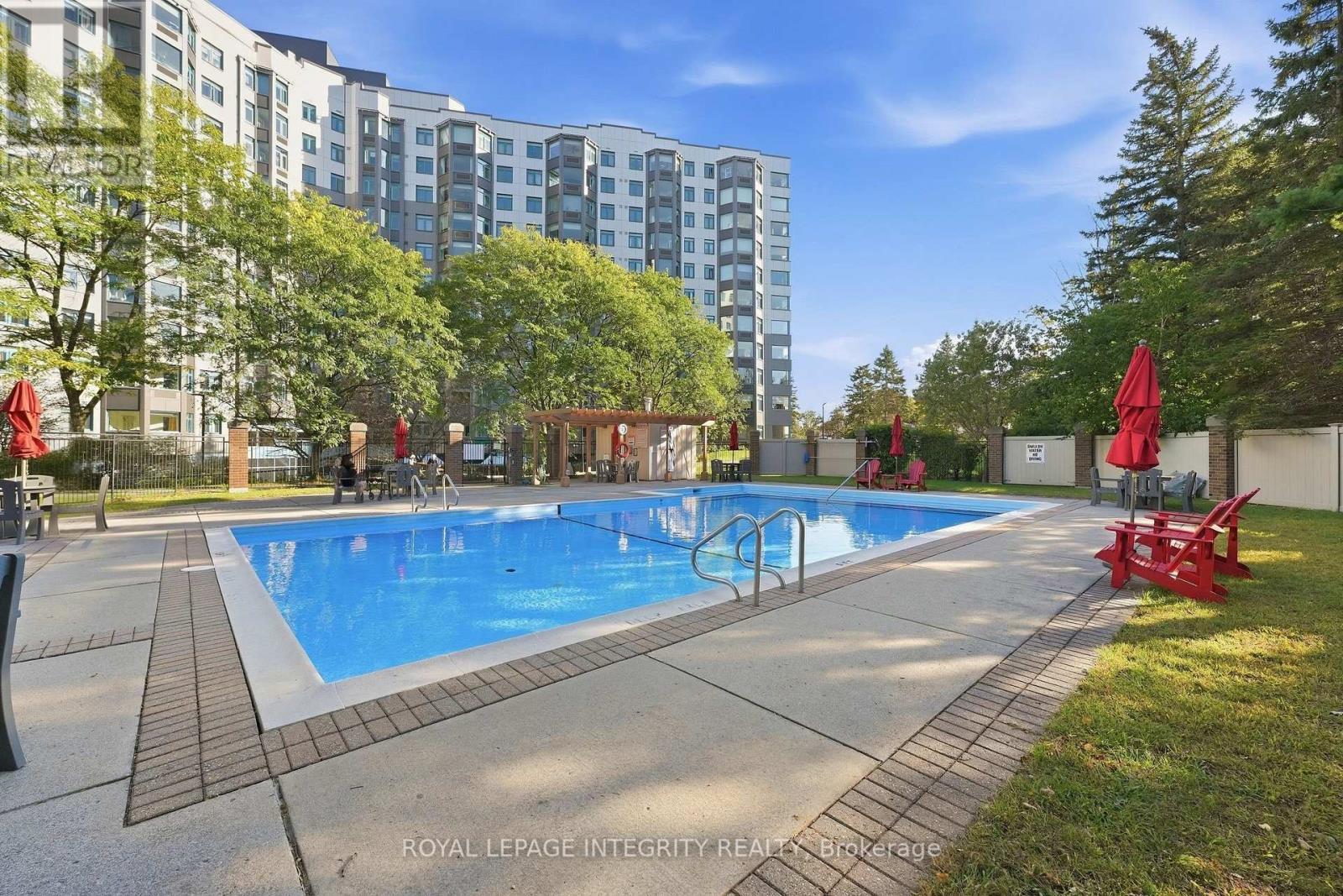 Heated outdoor pool - 808 - 1025 Grenon Avenue, Ottawa, ON