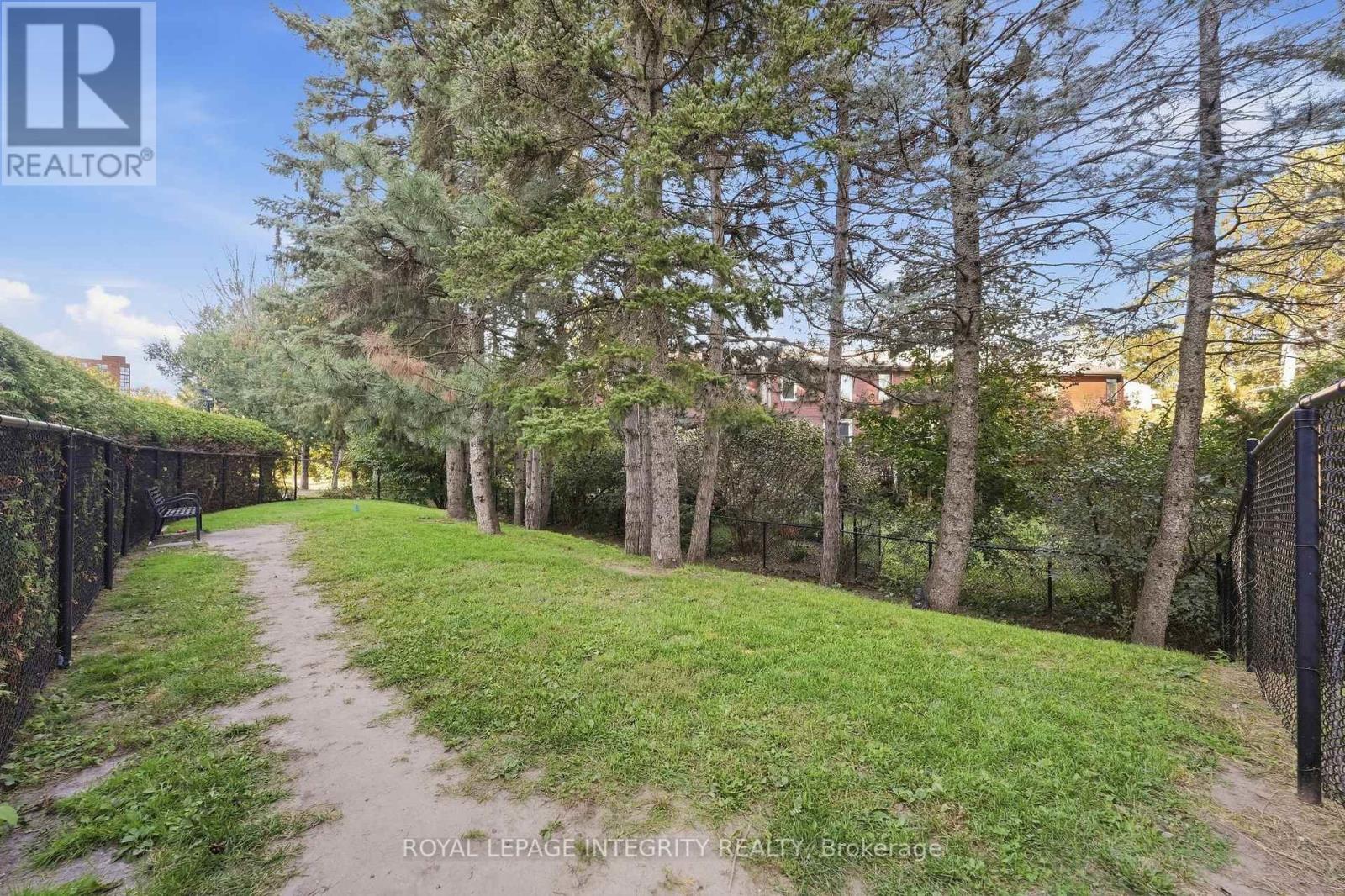 Fully fenced dog run - 808 - 1025 Grenon Avenue, Ottawa, ON