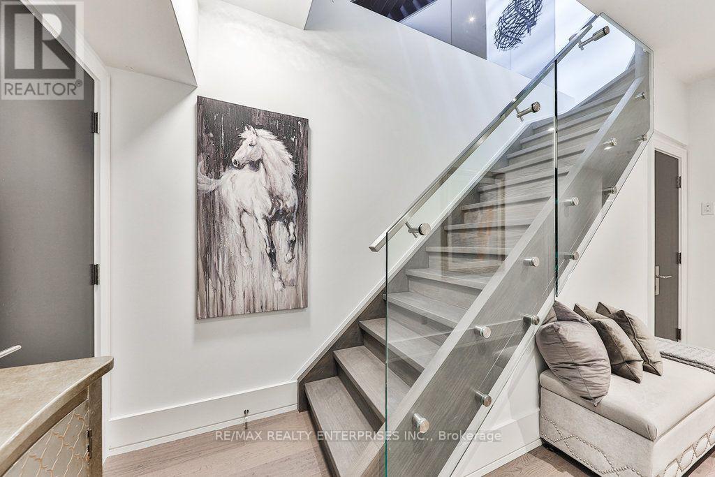 7B Iroquois Avenue, Mississauga, ON