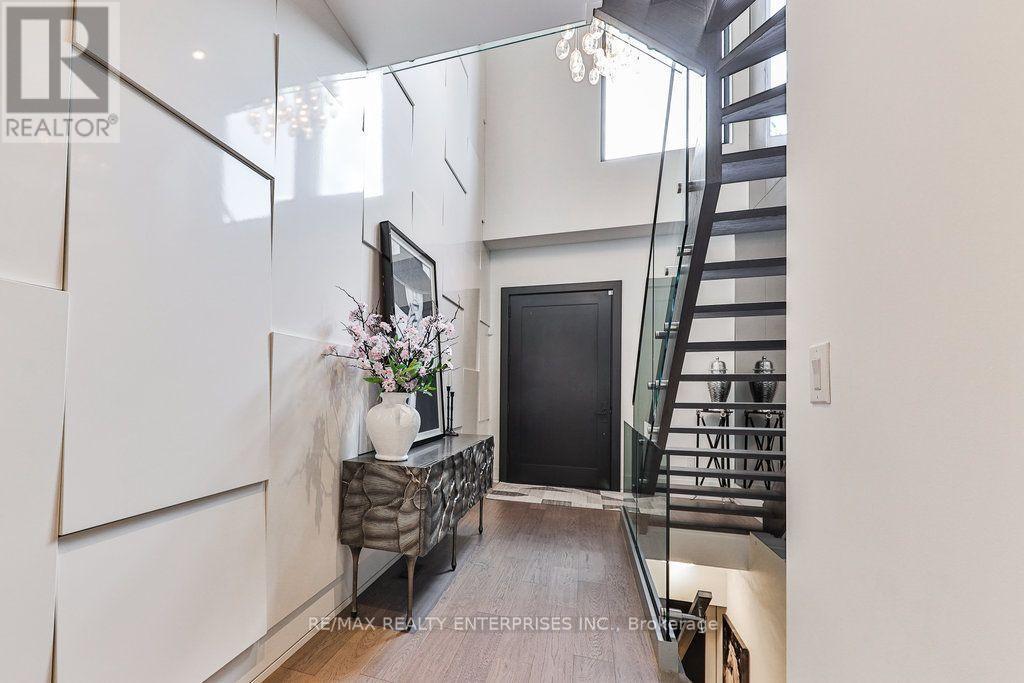 7B Iroquois Avenue, Mississauga, ON