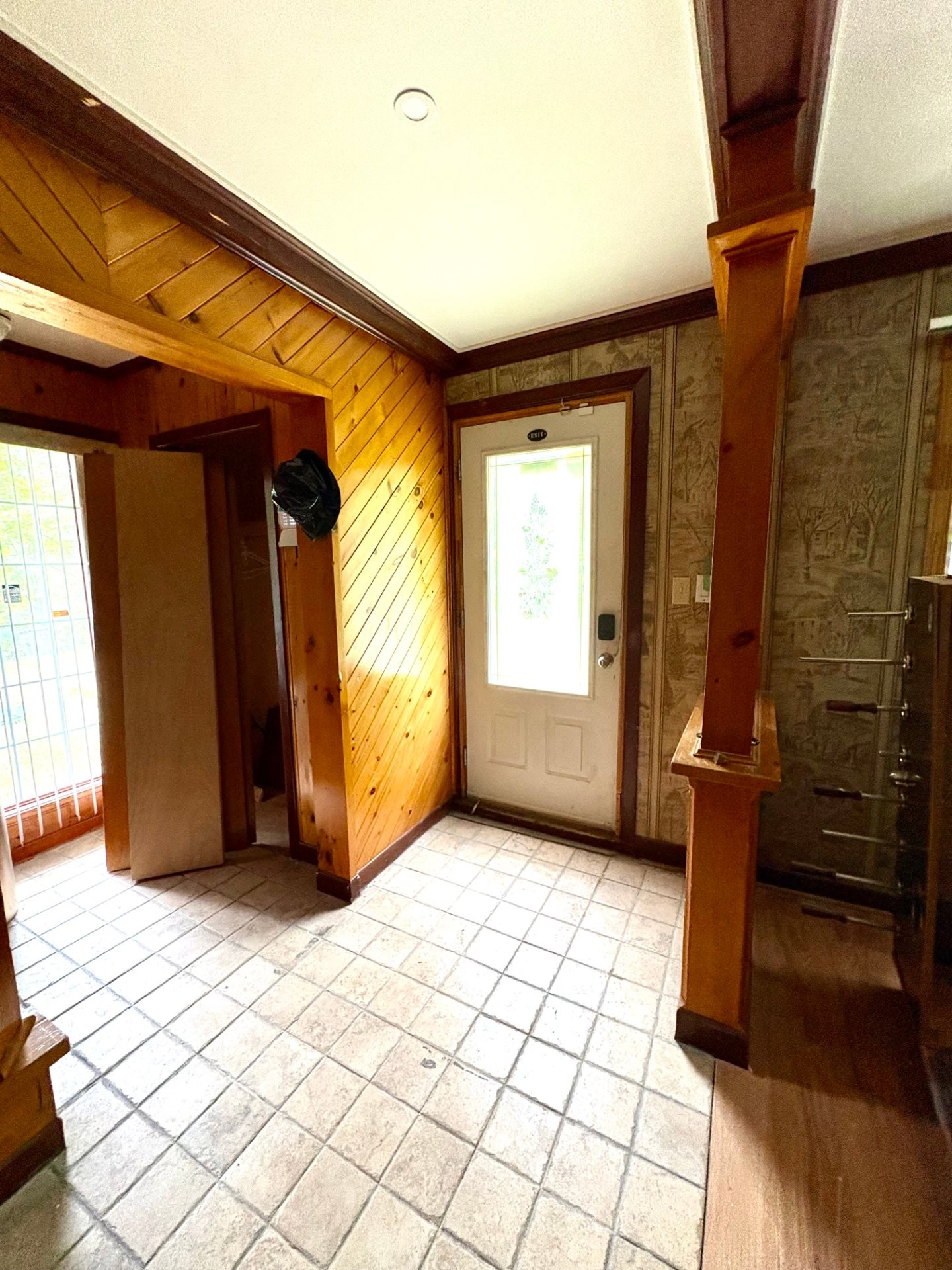 Entry - 324 Ch. De Mont-Rolland, Saint-Hippolyte, QC