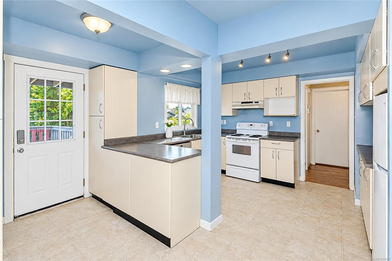 1711 Christmas Ave, Saanich, BC