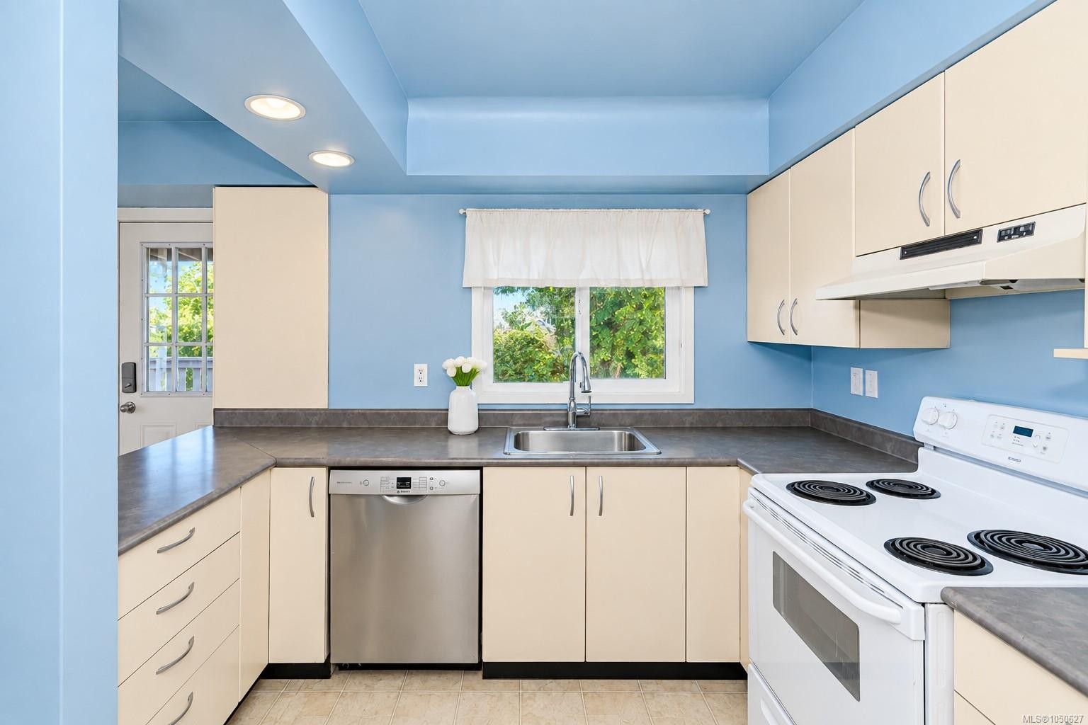 1711 Christmas Ave, Saanich, BC