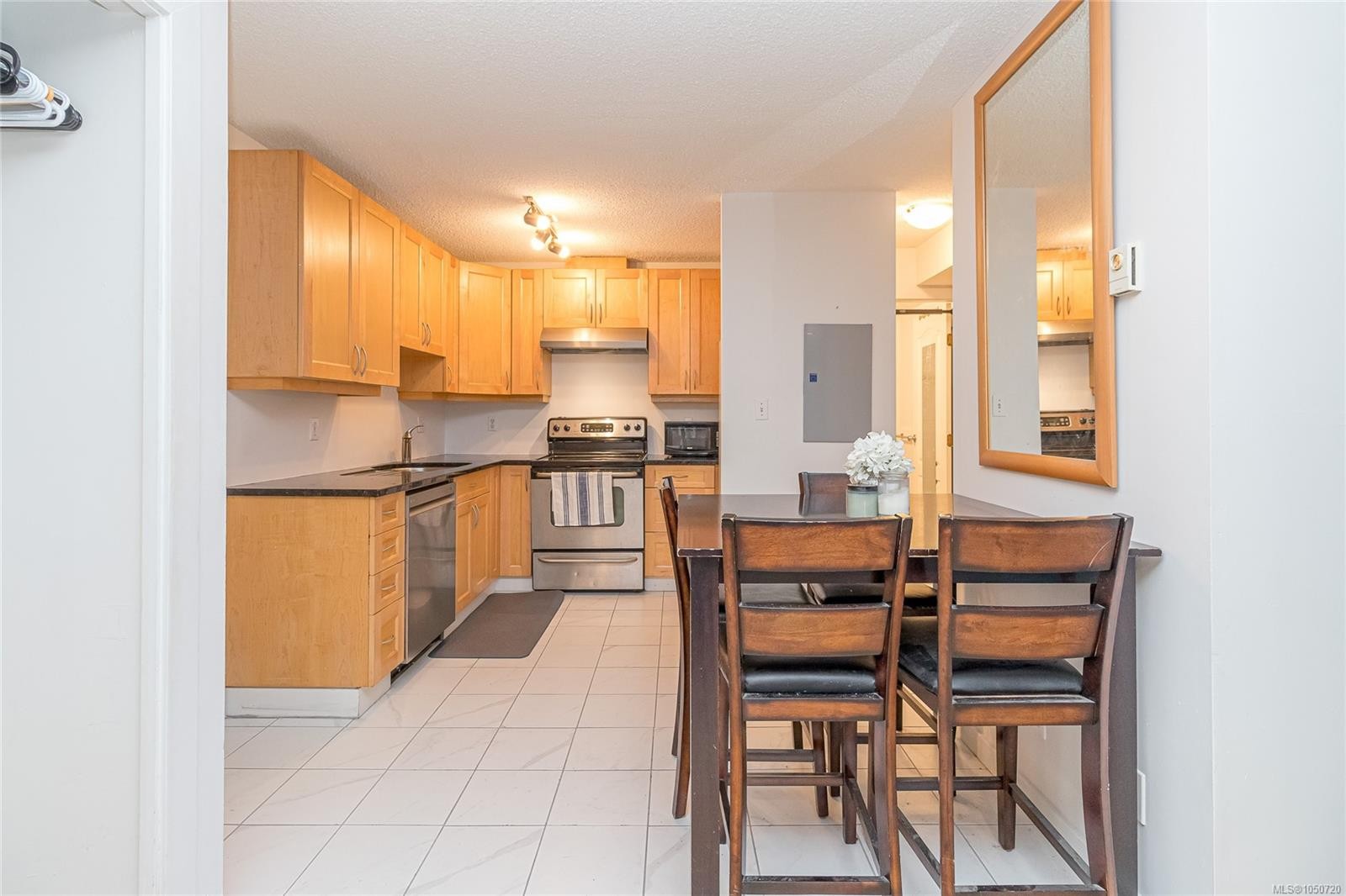 #101-827 North Park St, Victoria, BC