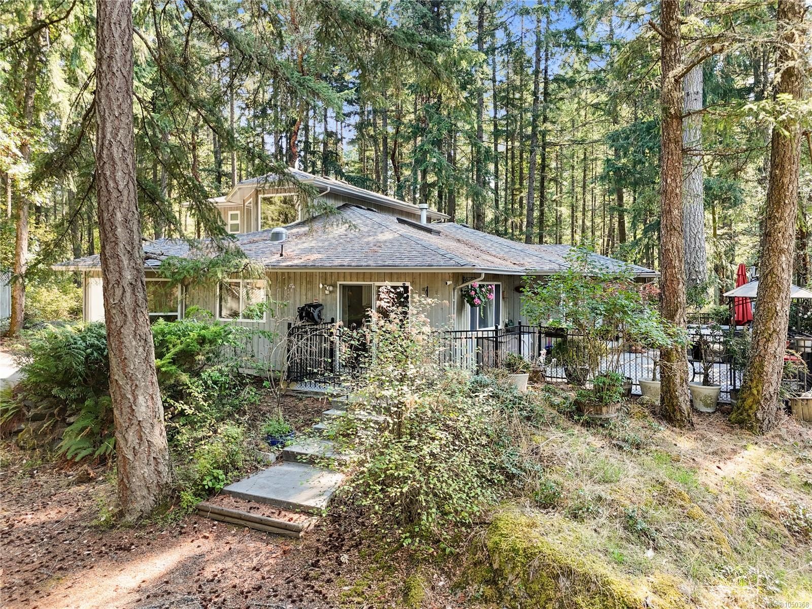 661 Millstream Lake Rd, Highlands, BC