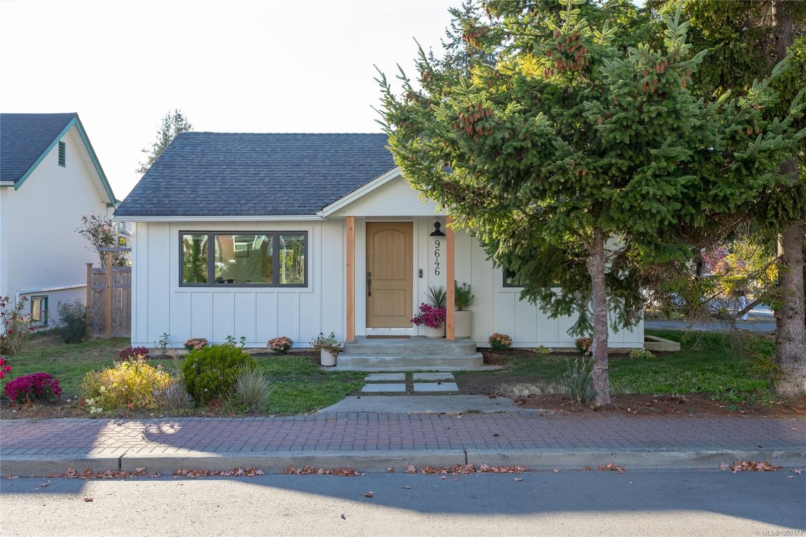 9646 Fifth St, Sidney, BC