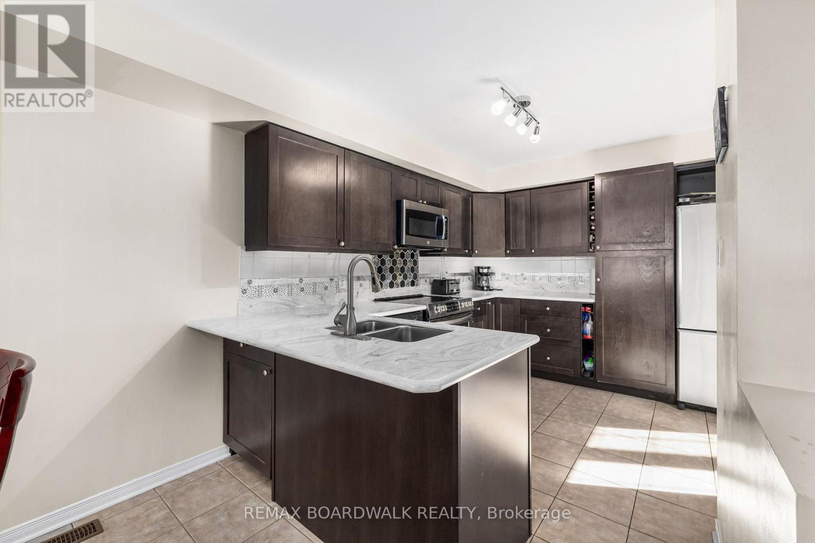21 Kirkstone Private, Ottawa, ON