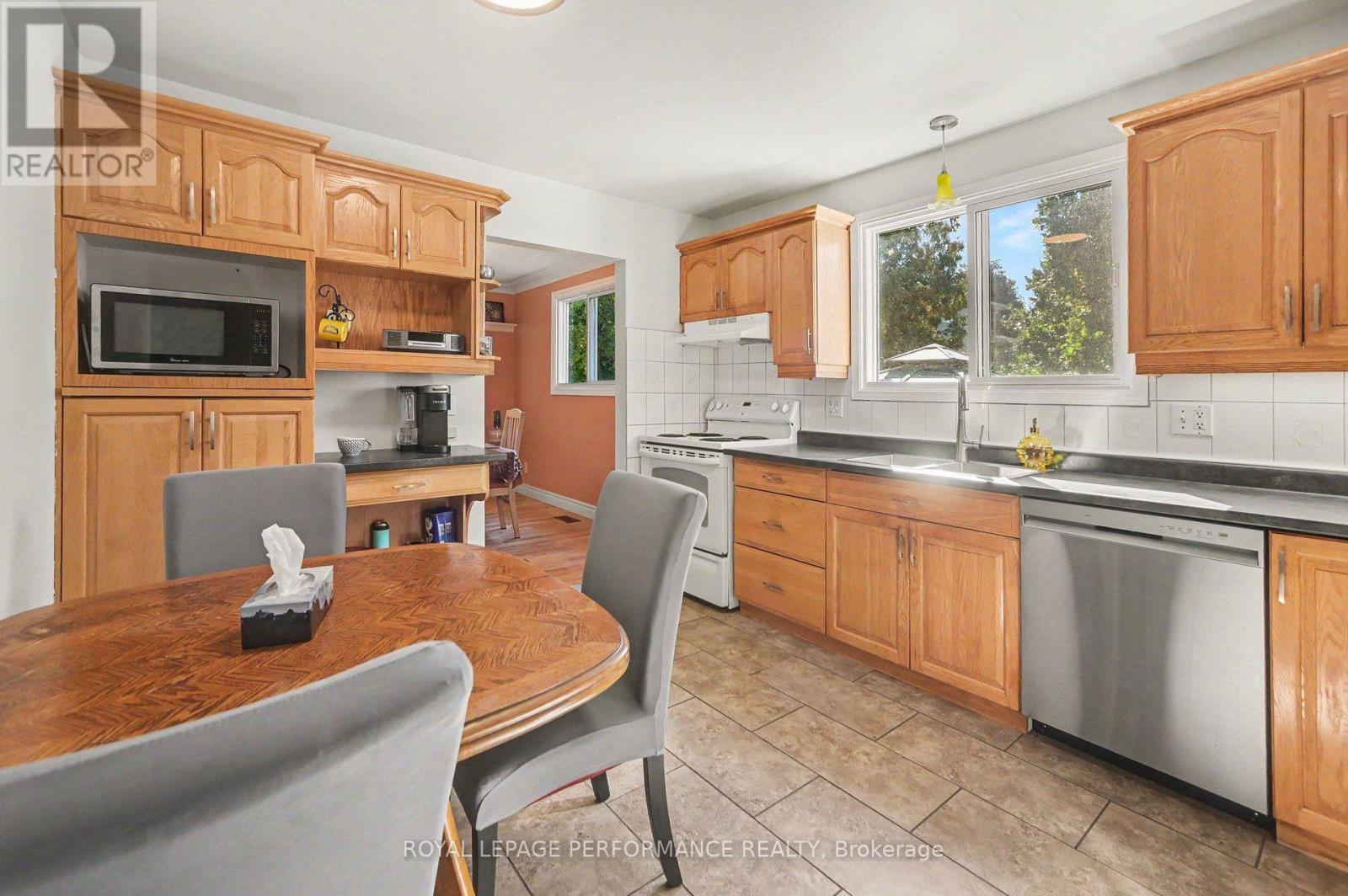 6284 Sundown Crescent, Ottawa, ON