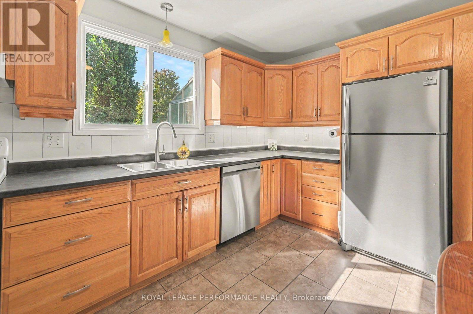 6284 Sundown Crescent, Ottawa, ON