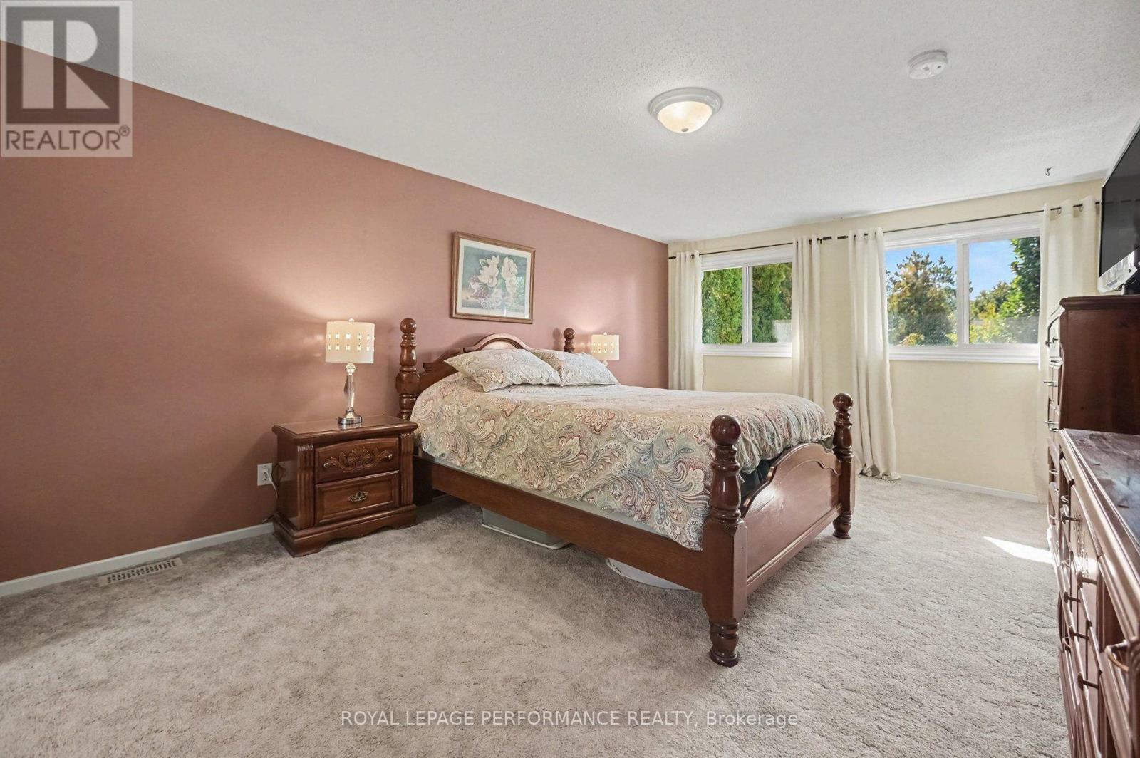 6284 Sundown Crescent, Ottawa, ON