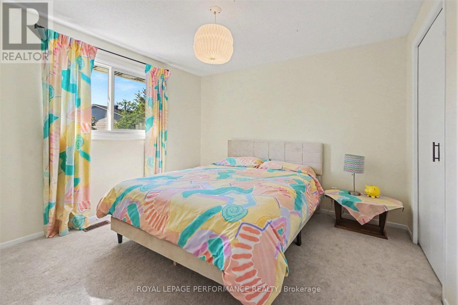 6284 Sundown Crescent, Ottawa, ON