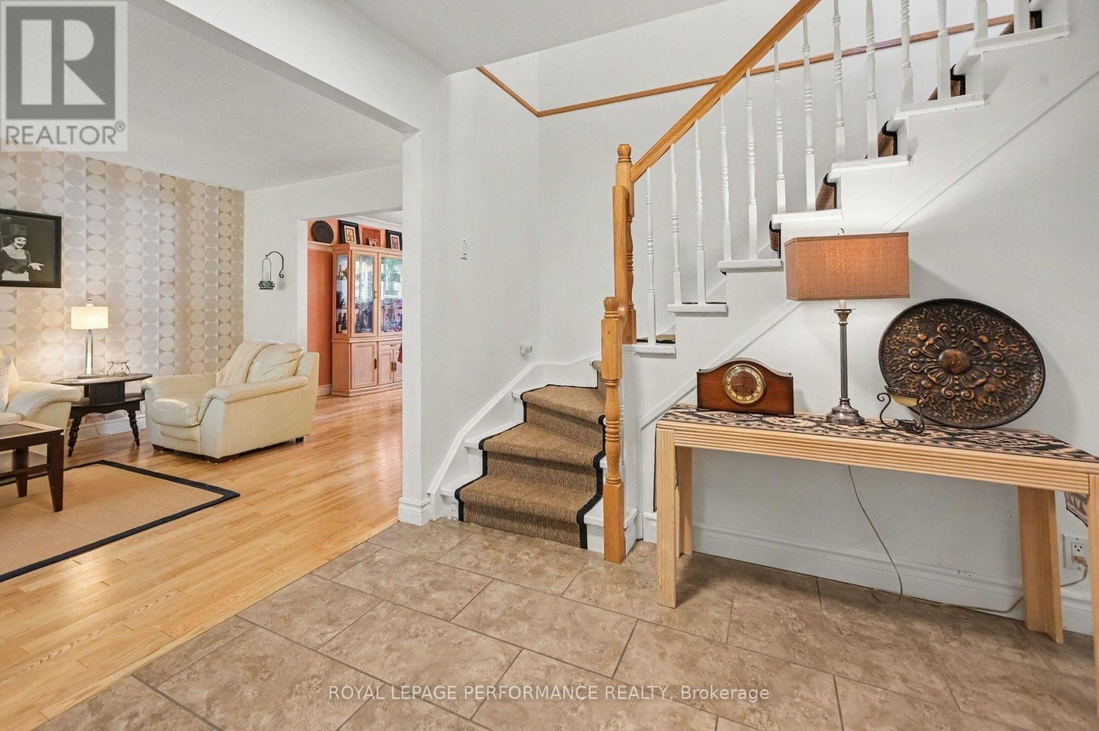 6284 Sundown Crescent, Ottawa, ON