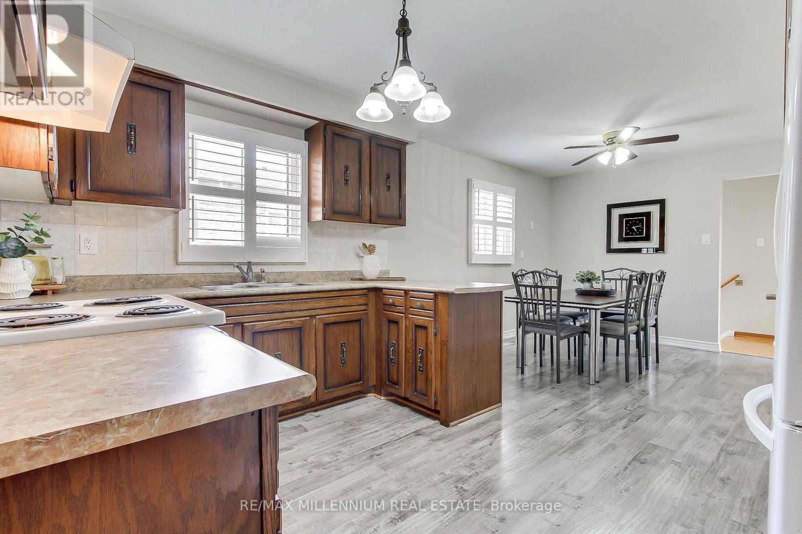 Large Eat In Kitchen - 7431 Sigsbee Drive, Mississauga, ON