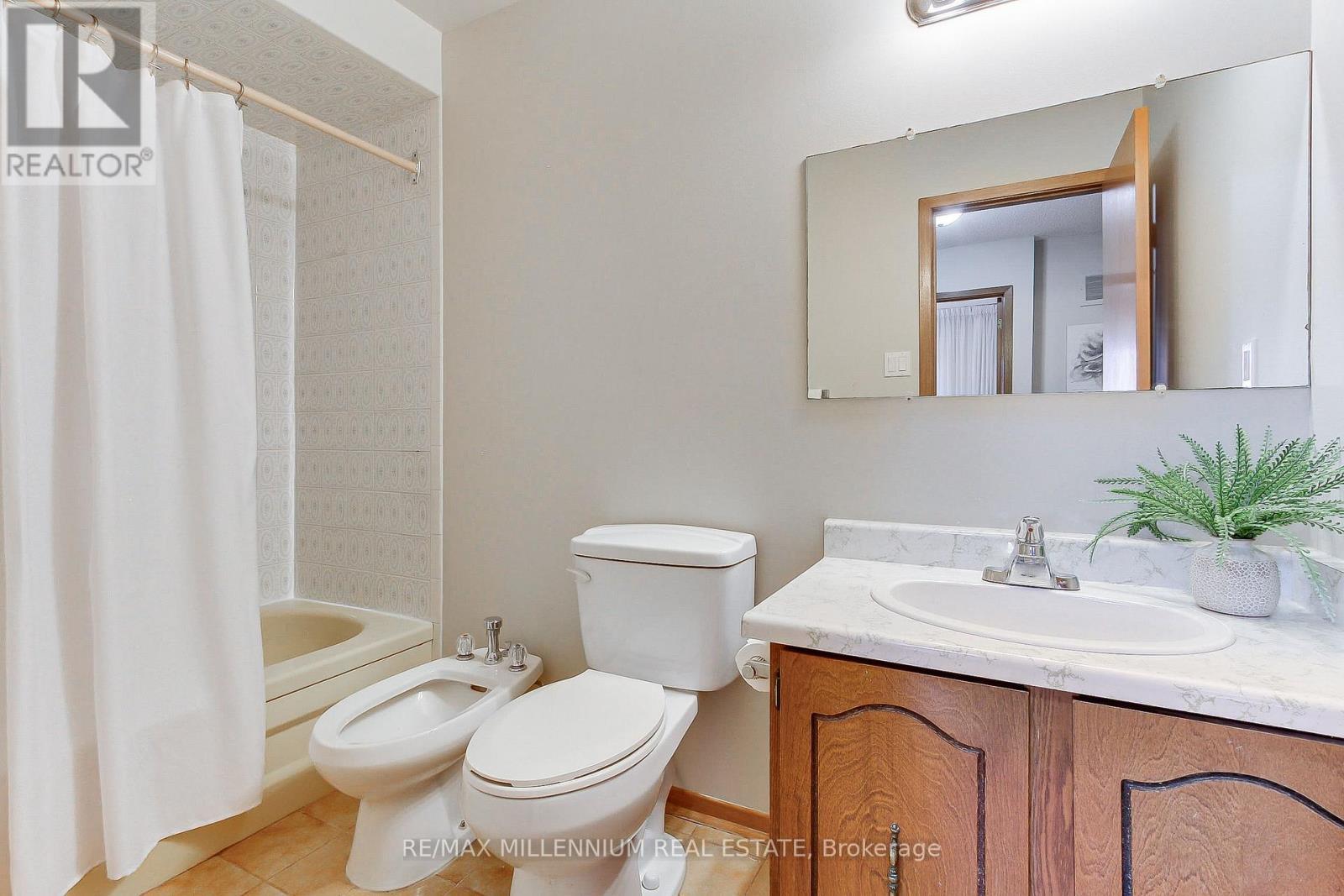 Primary Washroom on same level as 3 bedrooms - 7431 Sigsbee Drive, Mississauga, ON