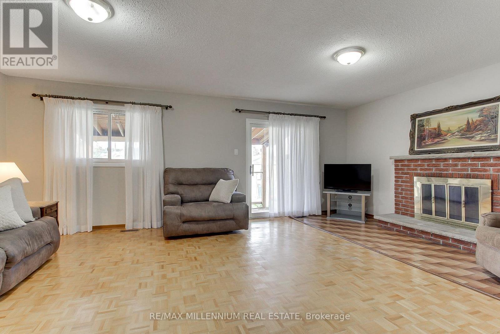 Walk out to covered porch - 7431 Sigsbee Drive, Mississauga, ON