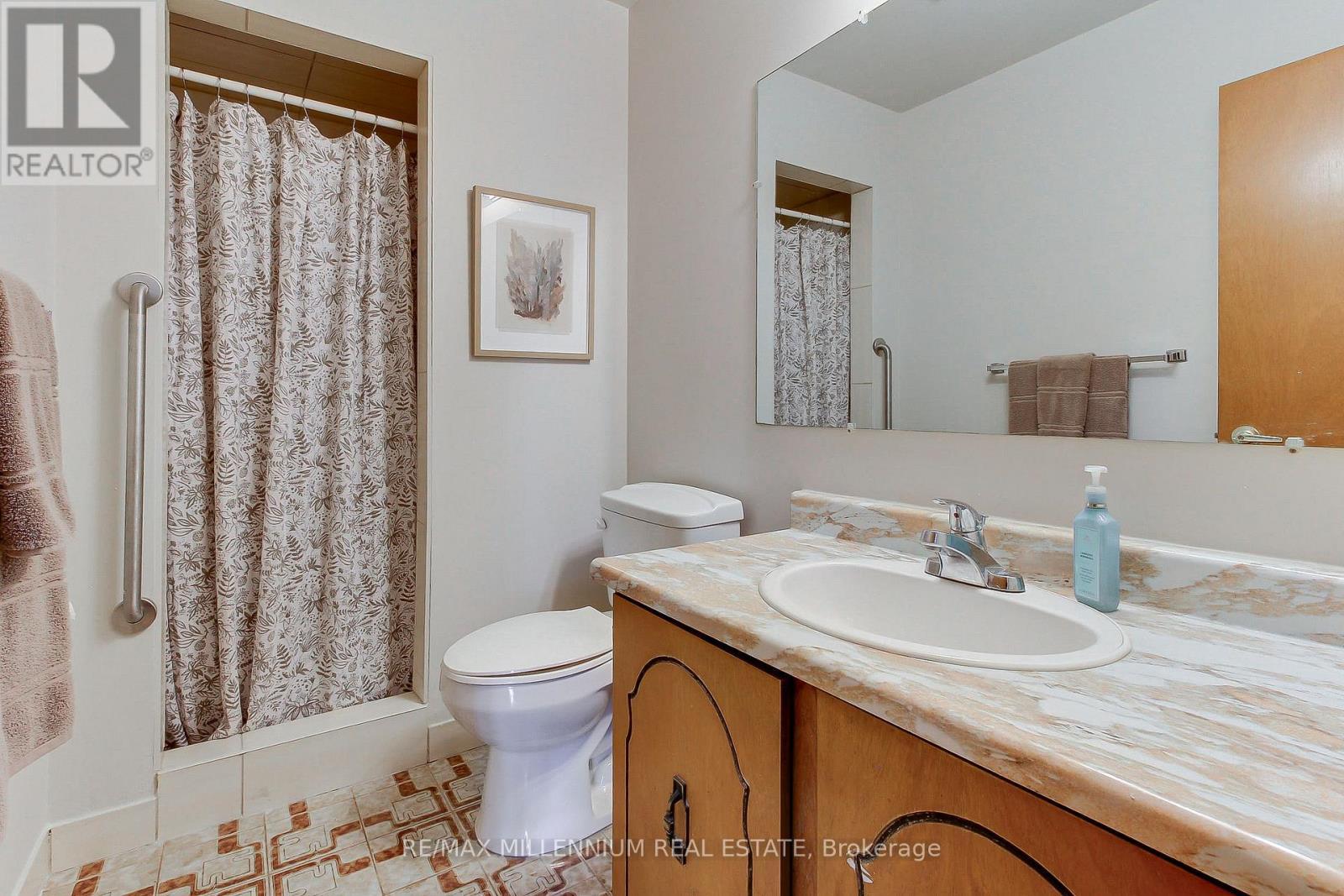 2nd Washroom - Main level - 7431 Sigsbee Drive, Mississauga, ON