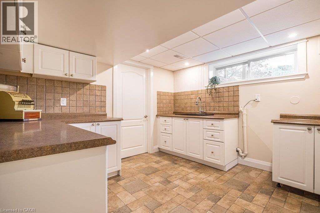 381 Woodworth Court, Ancaster, ON