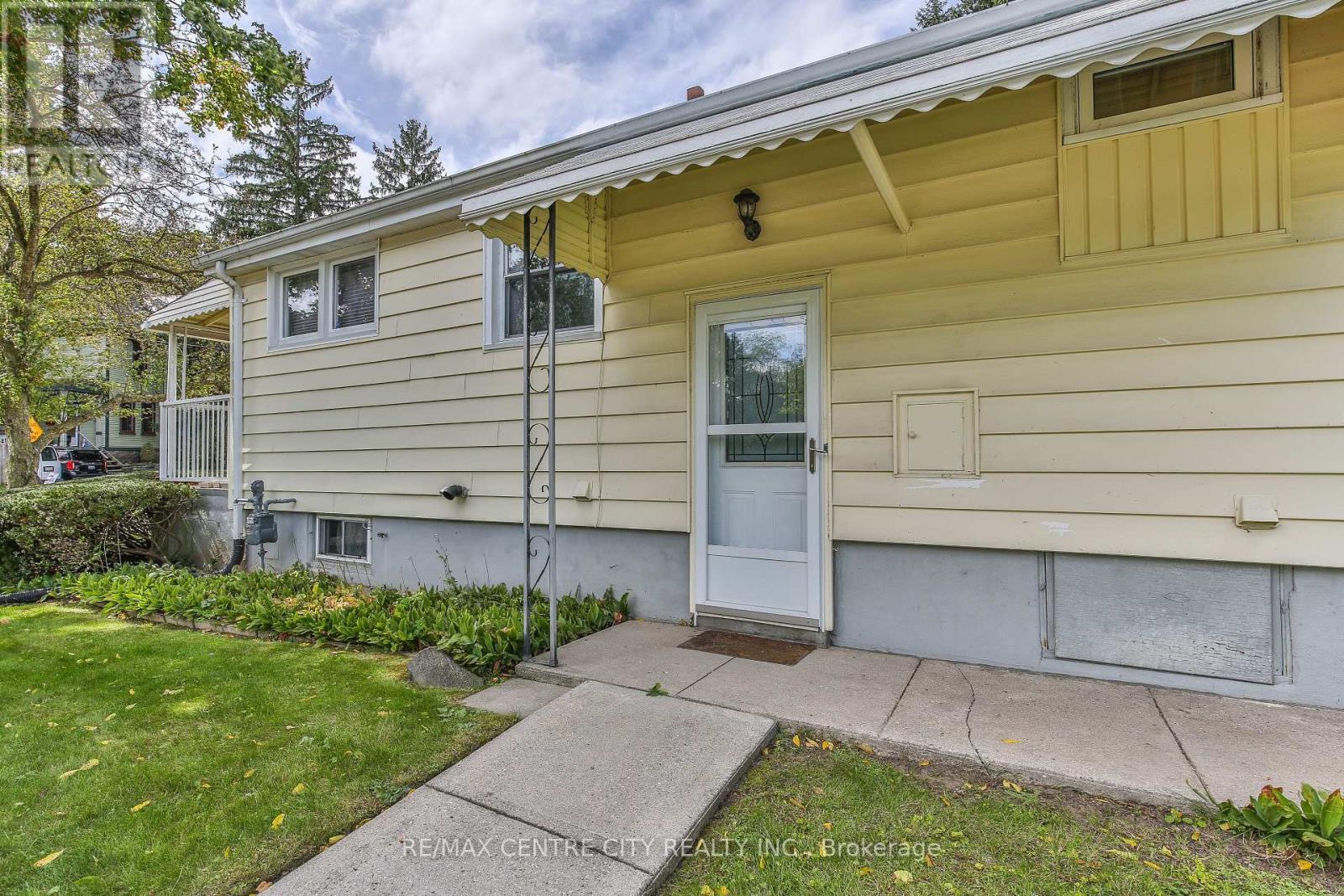 10 Concession Street E, Tillsonburg, ON