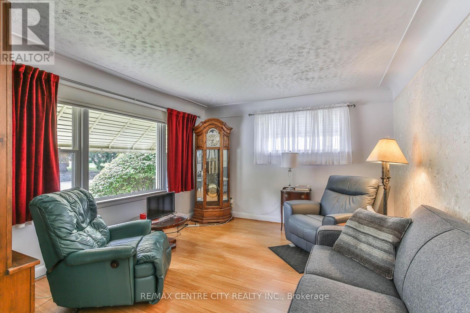 10 Concession Street E, Tillsonburg, ON