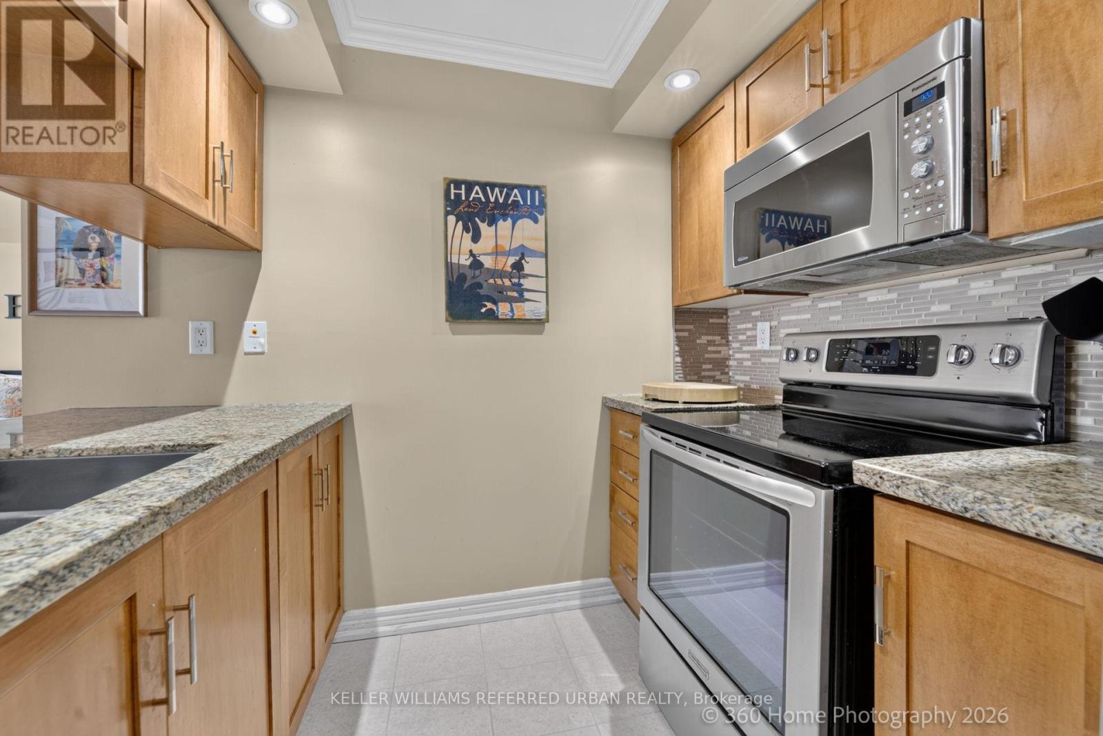 Backsplash - 339 - 250 Wellington Street W, Toronto, ON