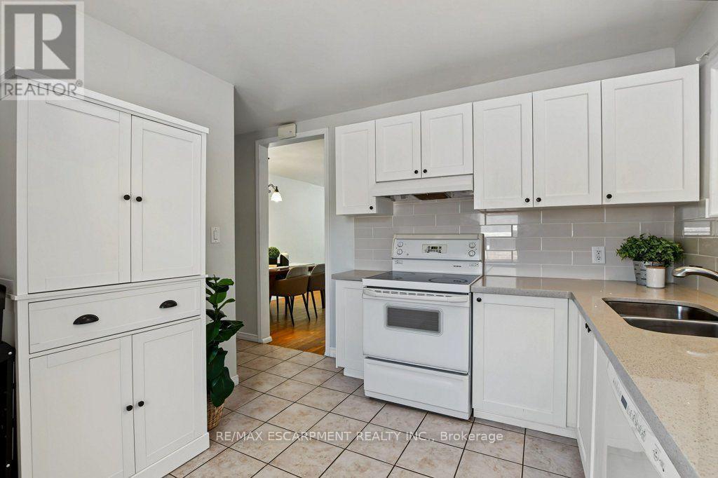 15 Carwyn Crescent, Hamilton, ON