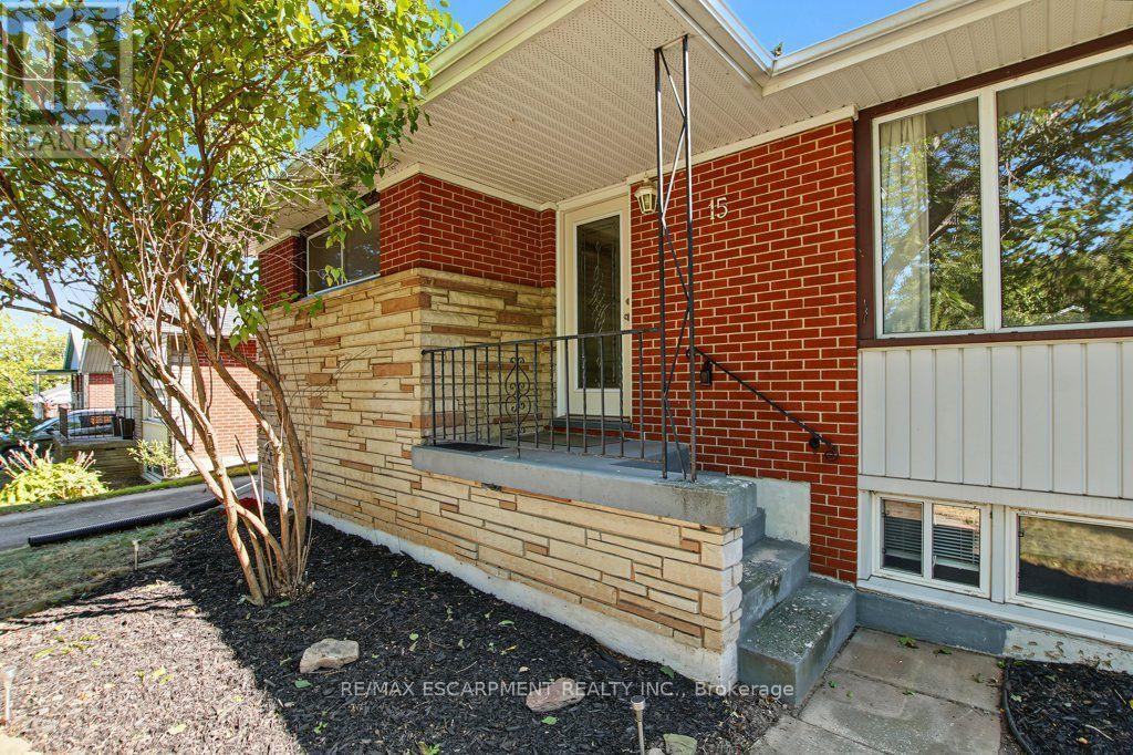 15 Carwyn Crescent, Hamilton, ON