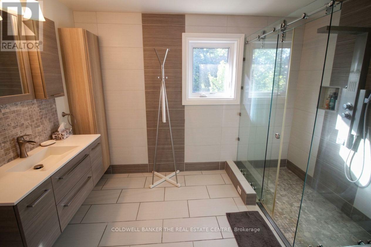 Primary Bedroom Ensuite - 11 Ramsden Crescent, East Gwillimbury, ON