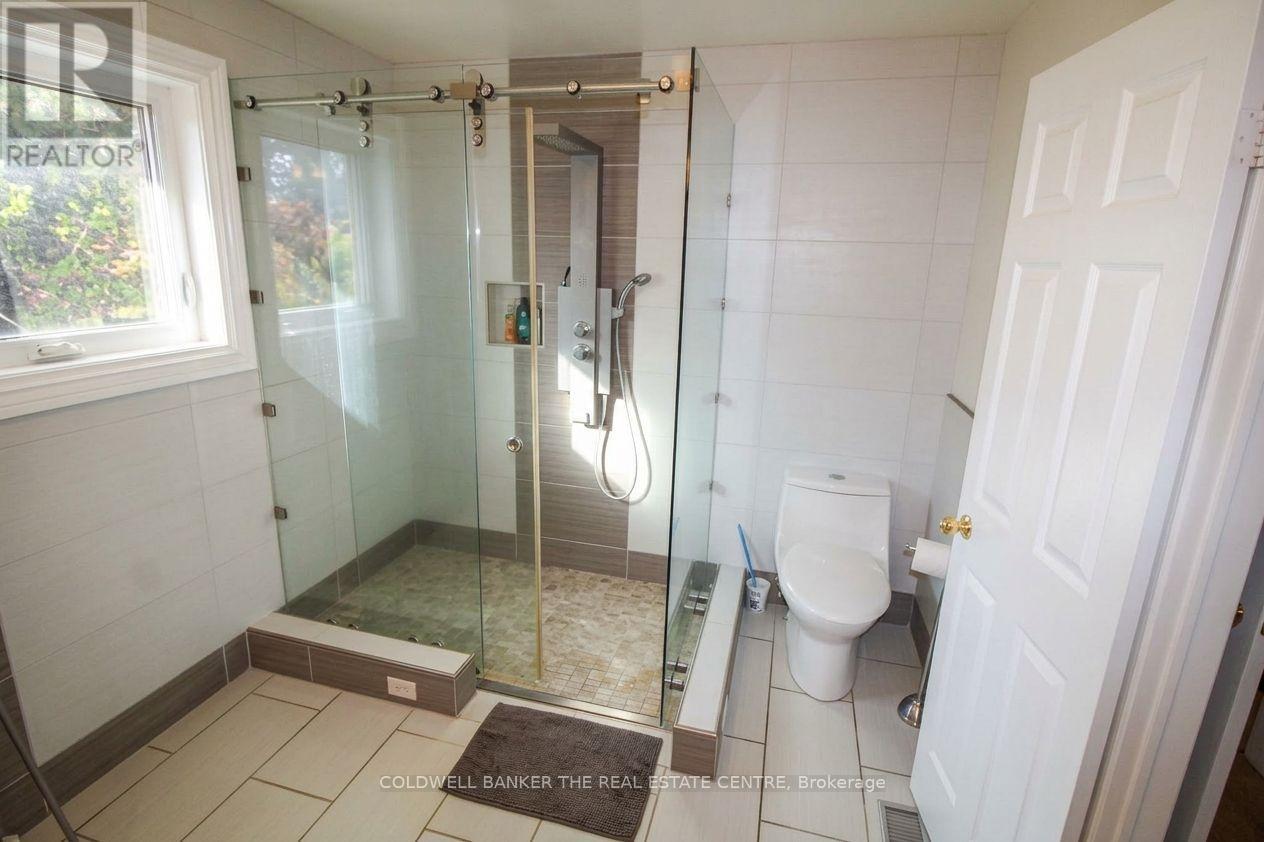 Primary Bedroom Ensuite - 11 Ramsden Crescent, East Gwillimbury, ON