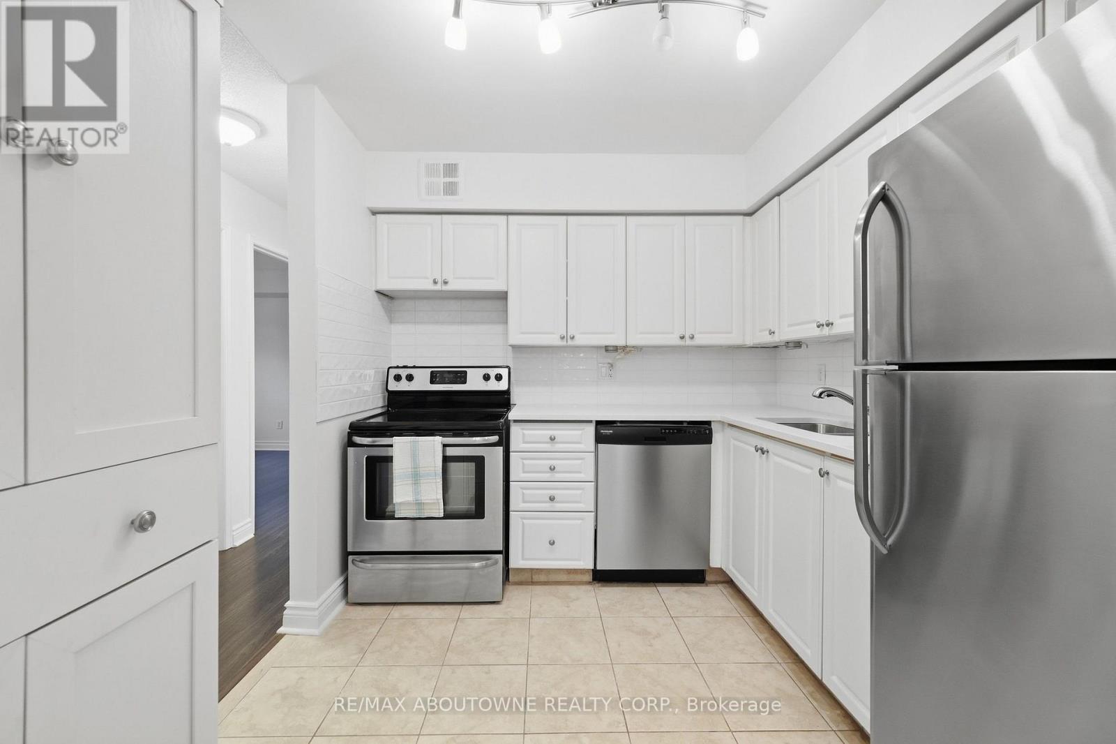 1611 - 1480 Pilgrims Way, Oakville, ON