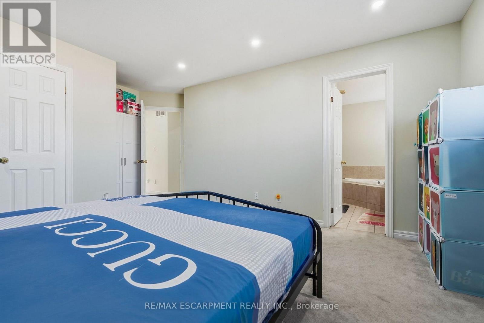 31 Peachwood Crescent, Hamilton, ON