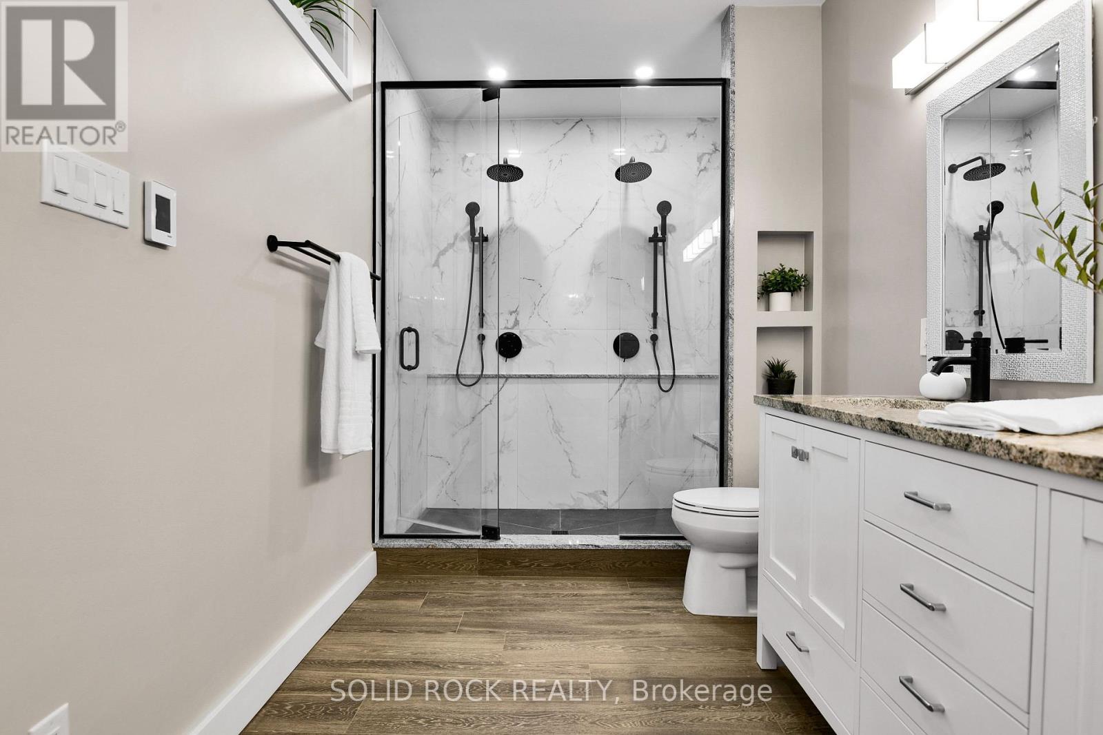 Double Shower Ensuite Bath - 7040 Donwel Drive, Ottawa, ON